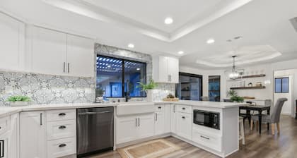 Pool, pickleball, basketball, arcade game & ping pong- The Vista Hilltop Villa - New Listing