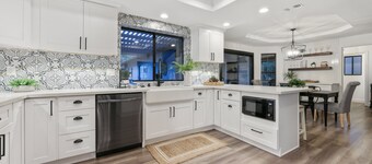 Pool, pickleball, basketball, arcade game & ping pong- The Vista Hilltop Villa - New Listing