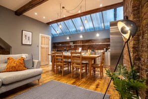 Superior Apartment, 2 Bedrooms | Living area | 42-inch flat-screen TV with cable channels, TV - 2 Bedroom Apt Bethnal Green Yard View (London)