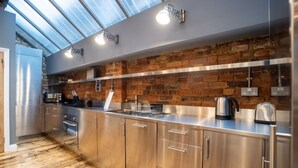 Superior appartement, 2 slaapkamers | Privékeuken | Een koelkast met diepvriezer, een microgolfoven, een oven, een kookplaat