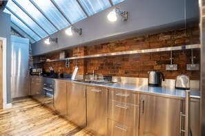 Superior-Apartment, 2 Schlafzimmer | Eigene Küche | Großer Kühlschrank, Mikrowelle, Ofen, Herdplatte