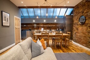 Superior-Apartment, 2 Schlafzimmer | Wohnbereich | 42-Zoll-Flachbildfernseher mit Kabelempfang, Fernseher