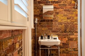 Superior Apartment, 2 Bedrooms | Bathroom | Rainfall showerhead, free toiletries, hair dryer, towels - 2 Bedroom Apt Bethnal Green Yard View (London)