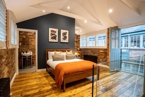 Superior Apartment, 2 Bedrooms | 2 bedrooms, laptop workspace, iron/ironing board, free WiFi - 2 Bedroom Apt Bethnal Green Yard View (London)