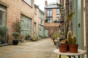 Front of property - 2 Bedroom Apt Bethnal Green Yard View (London)