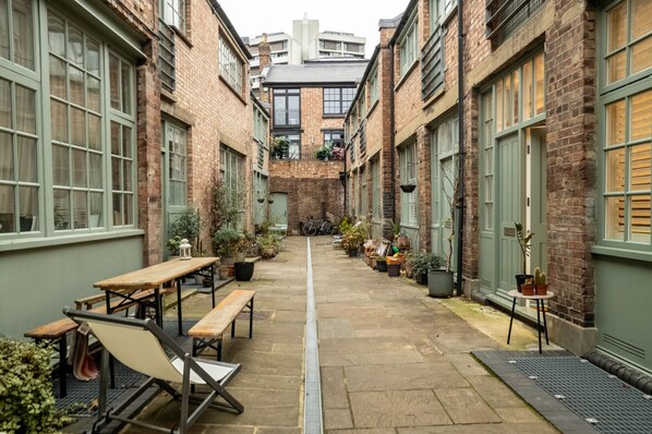 Superior Apartment, 2 Bedrooms | Terrace/patio - 2 Bedroom Apt Bethnal Green Yard View (London)