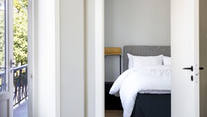 Allergitestet sengetøy, skrivebord og strykejern/-brett