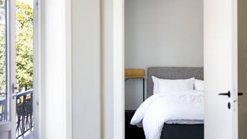 1 kamar tidur, seprai antialergi, meja kerja, dan setrika/meja setrika