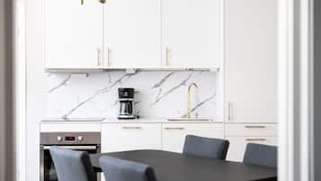 Fridge, oven, stovetop, dishwasher