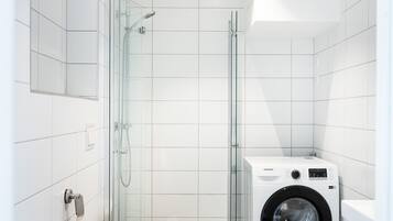 Shower, pengering rambut, dan handuk