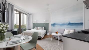 Een strijkplank/strijkijzer, wifi, beddengoed