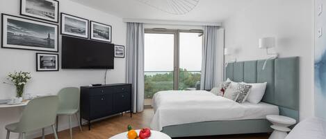 Een strijkplank/strijkijzer, wifi, beddengoed