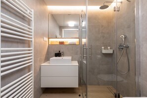 Shower, shampoo