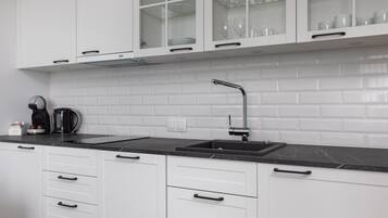 Refrigerador, placa de cocina, lavavajillas, cafetera/tetera