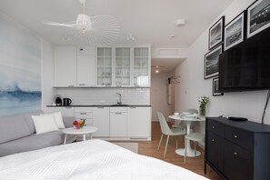 Tabla de planchar con plancha, wifi y ropa de cama 