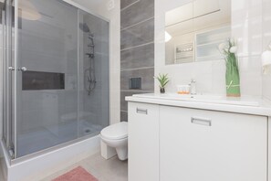 Shower, shampoo