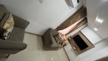 Premium Single Room, 1 King Bed | Living area | 42-inch TV with cable channels
