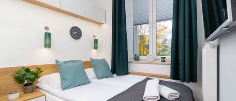 Een strijkplank/strijkijzer, wifi, beddengoed