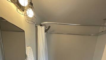 Ensemble douche/baignoire, sèche-cheveux, serviettes fournies, savon