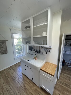 Combined shower/bathtub, hair dryer, towels, soap