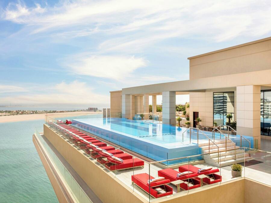 Una piscina al aire libre, sombrillas