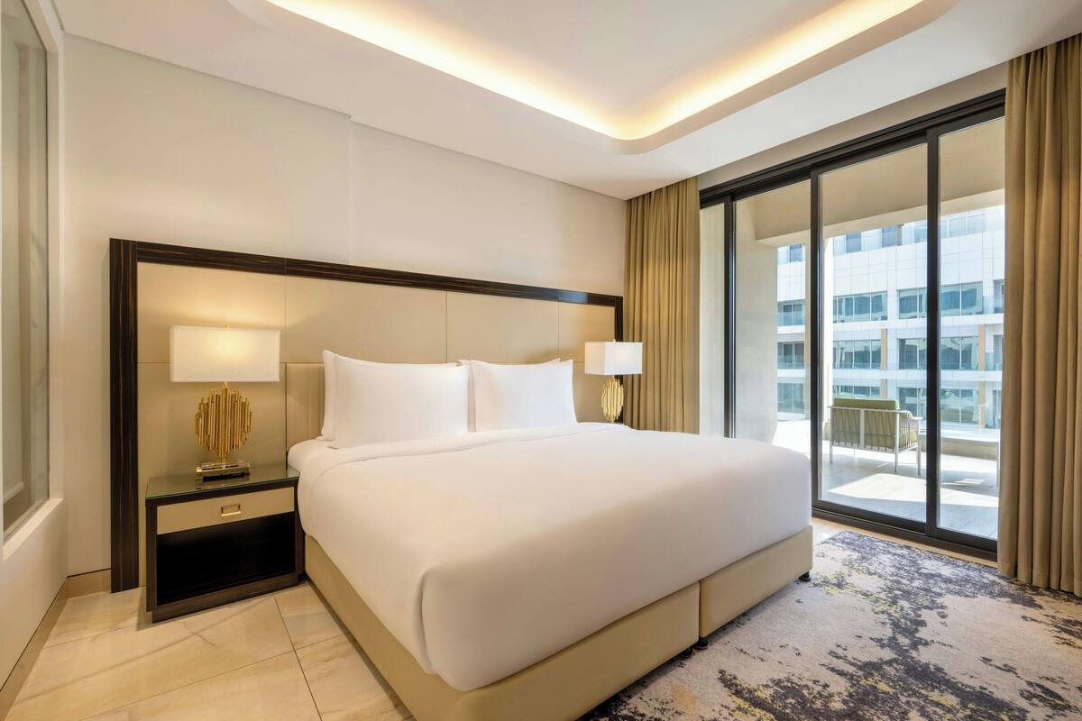 Suite Premium, 1 kamar tidur, pemandangan laut terbatas (Partial Sea View) | 1 kamar tidur, brankas, dan ruang kerja ramah laptop