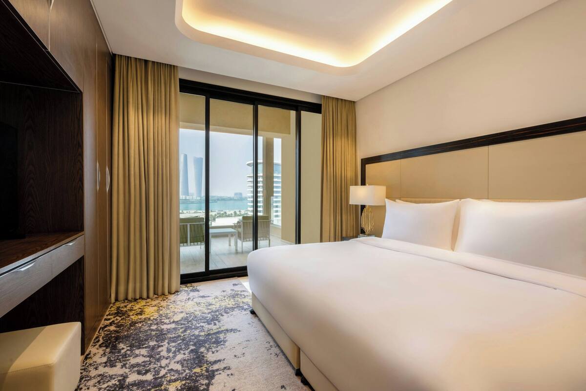 Suite, 1 kamar tidur, balkon, pemandangan kota (City View) | 1 kamar tidur, brankas, dan ruang kerja ramah laptop
