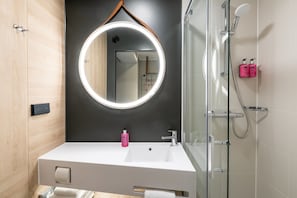 Combined shower/bathtub, hair dryer, towels, soap