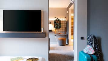 Family Room, 1 Queen Bed with Sofa bed | Desk, laptop workspace, blackout curtains, soundproofing