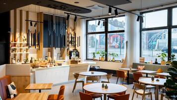 Tägliches inbegriffenes kontinentales Frühstück