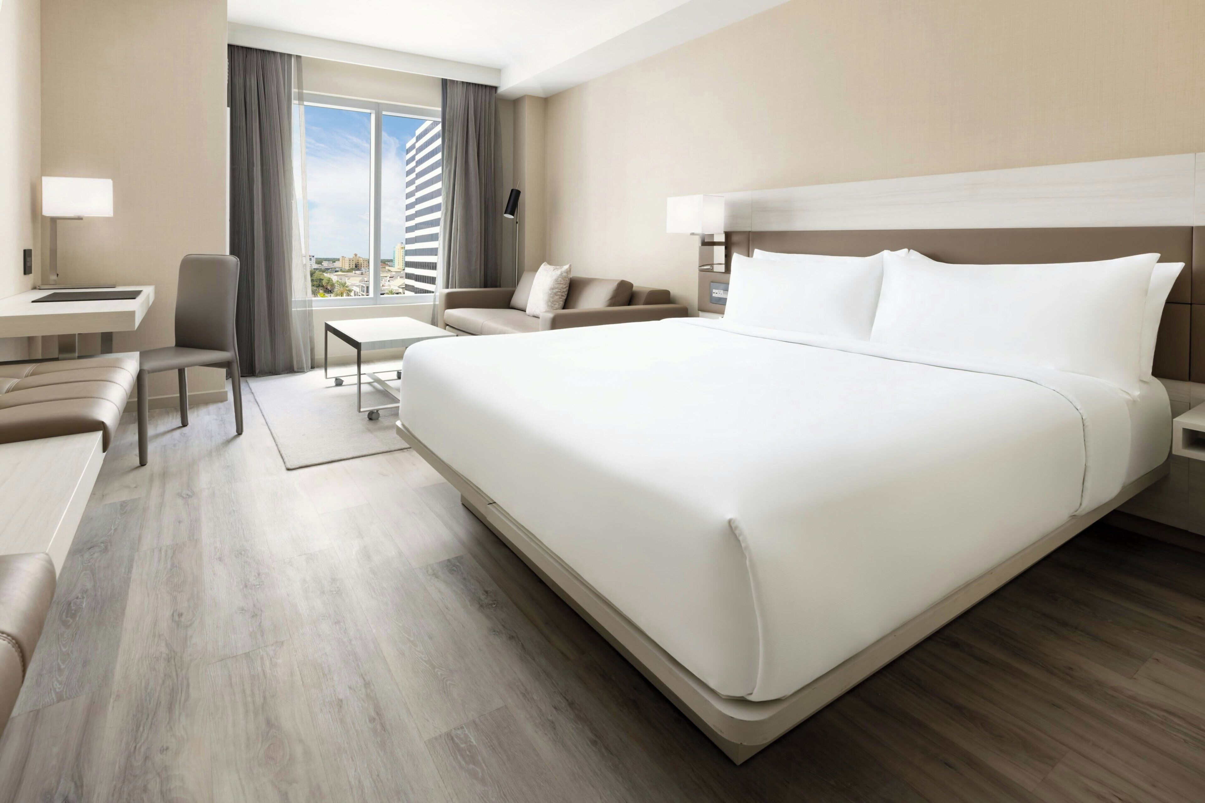 Caja de seguridad en la habitación, muebles diferentes y escritorio 