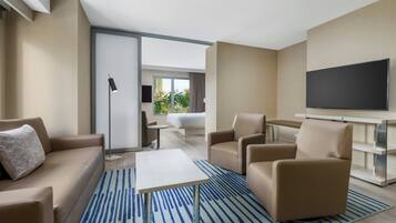 Caja de seguridad en la habitación, muebles diferentes y escritorio