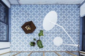 A room with blue patterned tiles, a wooden box, and a hanging plant. - Boutique B&B Graaf. (Ghent)