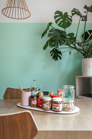 Fridge, microwave, coffee/tea maker - Boutique B&B Graaf. (Ghent)