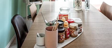 Kühlschrank, Mikrowelle, Wasserkocher mit Kaffee-/Teezubehör