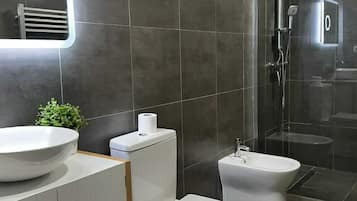 Combined shower/bathtub, eco-friendly toiletries, hair dryer, bidet