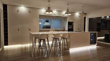 Een koelkast, een magnetron, een oven, een kookplaat