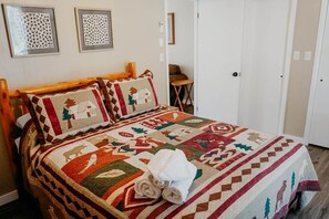 1 habitación, escritorio, tabla de planchar con plancha y cuna de viaje 