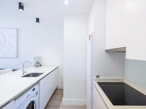 Een koelkast, een magnetron, een oven, een vaatwasser