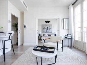 2 slaapkamers, een strijkplank/strijkijzer, internet, beddengoed