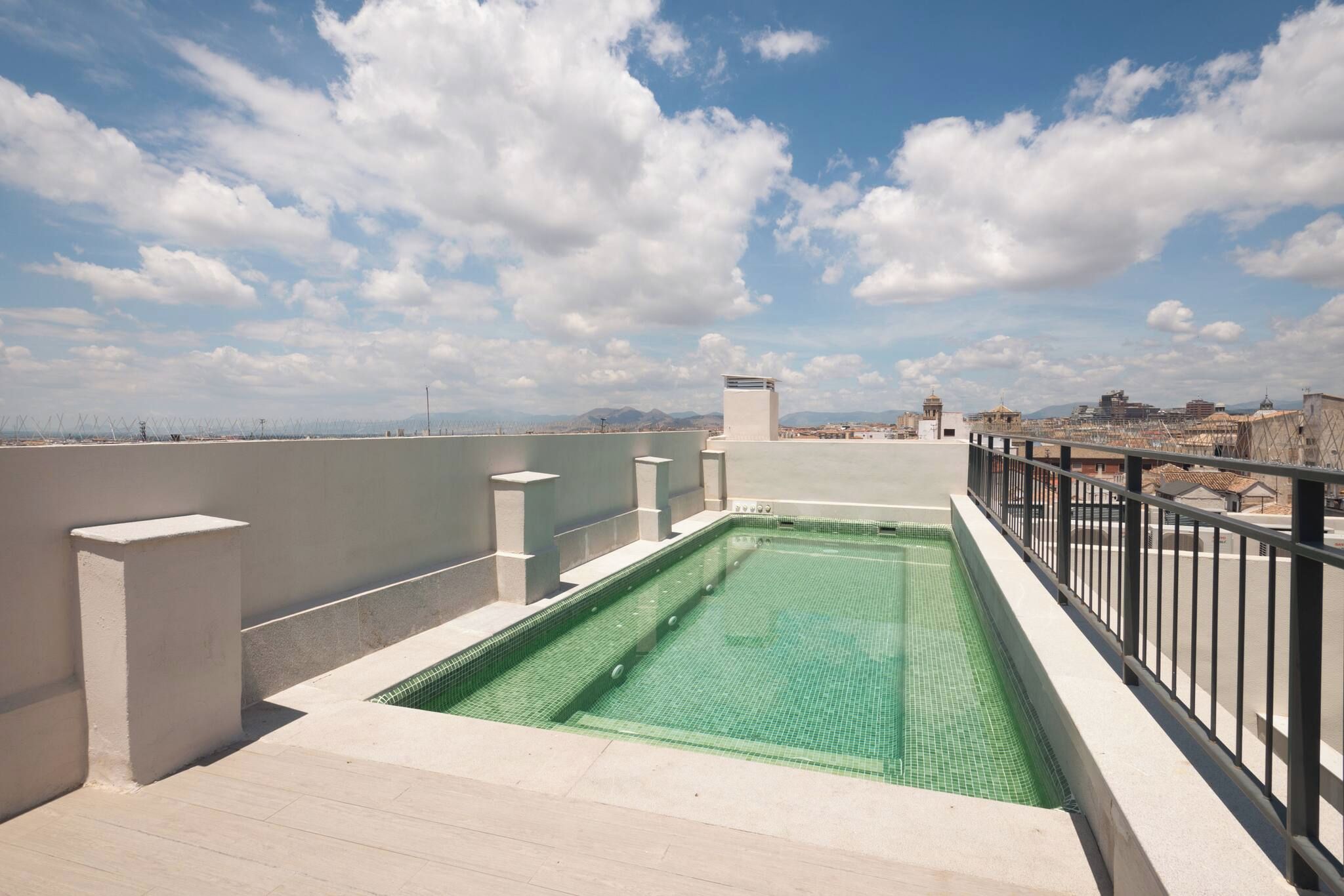 Una piscina en la azotea con vistas despejadas del paisaje urbano.