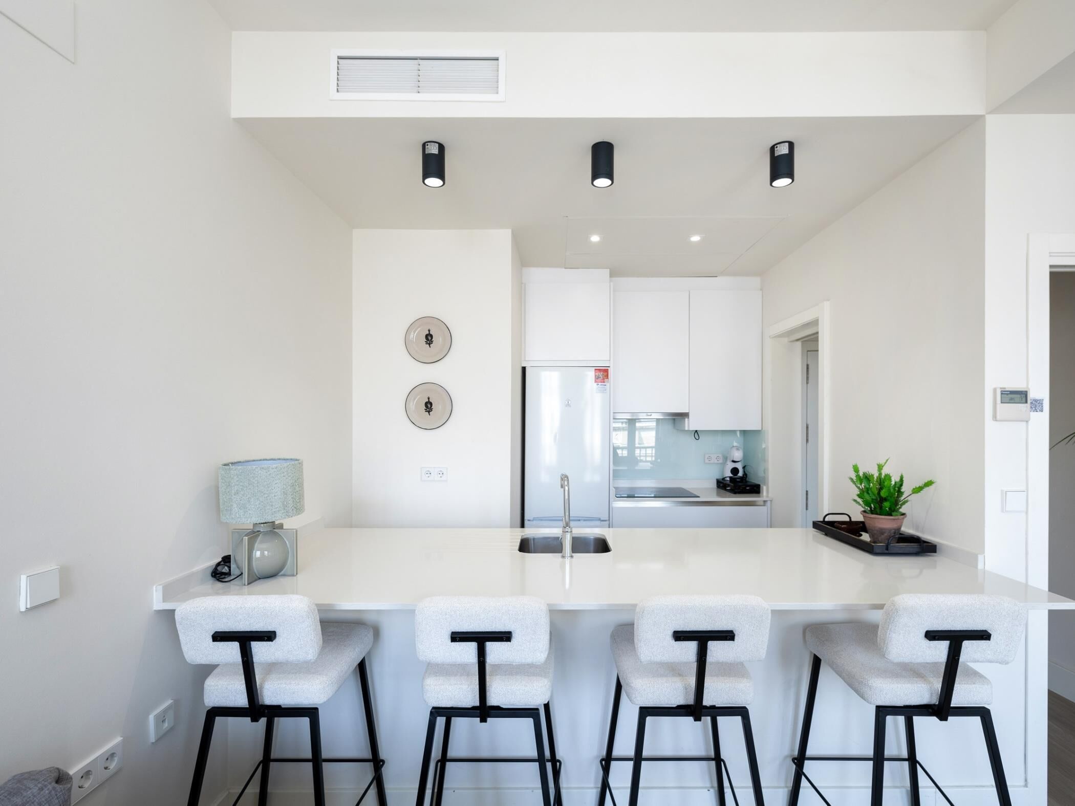 Een koelkast, een microgolfoven, een oven, een vaatwasser