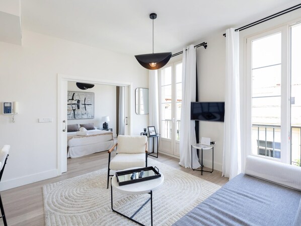 2 dormitoris, planxa i posts de planxar, Internet i roba de llit 