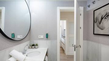 Een douche, een haardroger, handdoeken