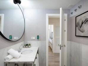 Een douche, een haardroger, handdoeken