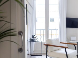 TV - The First Suite Apartment (Granada)