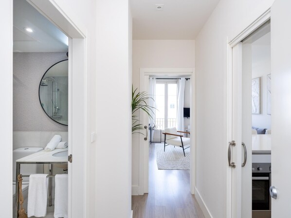 Een douche, een haardroger, handdoeken