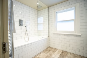 Premier Apartment, 2 Bedrooms | Bathroom | Rainfall showerhead, free toiletries, hair dryer, towels - Luxe Pristine 2BR near Buckingham Palace (London)