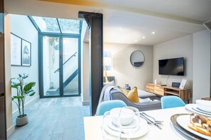 Apartamento Premier, 2 habitaciones | Zona de estar | Televisión de pantalla plana de 42 pulgadas con canales por cable