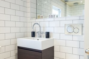 Apartamento Premier, 2 habitaciones | Baño | Cabezal de ducha tipo lluvia y artículos de higiene personal gratuitos